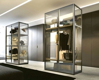 Armoire vitrine autoportante sur mesure avec cadre métallique fin et éclairage LED d'ambiance pour hôtels et appartements – Vente en gros