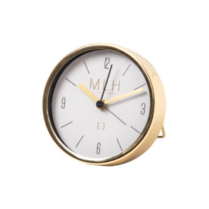 Horloge de table au design vintage en métal avec base cloutée, parfaite pour une décoration intérieure charmante et un style tendance - Product Image 5