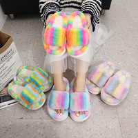 Chaussures plates d'intérieur tendance multicolores en fausse fourrure légère pour femme, antidérapantes, en peluche, à bout ouvert, style arc-en-ciel, collection printemps