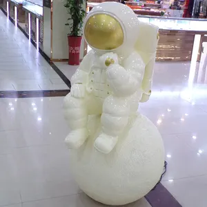 Estatua De Luna espacial Escultura de fibra de vidrio Esculturas interiores grandes Escultura de astronauta personalizada para Decoración