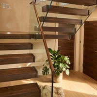 Escalier flottant moderne Tanlong en noyer foncé avec garde-corps en verre sans cadre, main courante en bois massif, escalier cantilever à montantes ouvertes