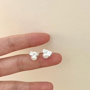 Boucles d'oreilles en argent pur S925, luxe français, haut de gamme, nœud, perle, coquille, avec tempérament de niche, polyvalentes, clous de mode - Product Image 1