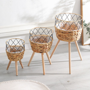 Panier à fleurs en rotin tressé nordique sur pied, pour plantes d'intérieur, avec pieds en bois, design circulaire - Product Image 3