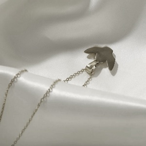 Collana in Stile Lusso Leggero Europeo e Americano, Nuovo Ciondolo Angelo Tridimensionale Carino, Collana Retrò Metallica da Donna - Product Image 6