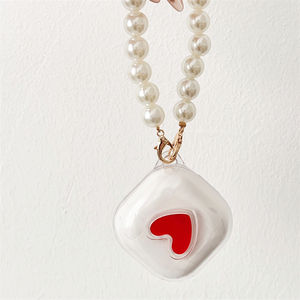 Pearl Chain Red Heart Patch Clear PC Auriculares Funda para Samsung <span class=keywords><strong>Galaxy</strong></span> <span class=keywords><strong>Buds</strong></span> 2 Pro <span class=keywords><strong>Galaxy</strong></span> <span class=keywords><strong>Buds</strong></span> <span class=keywords><strong>Live</strong></span> <span class=keywords><strong>Galaxy</strong></span> <span class=keywords><strong>Buds</strong></span> - Product Image 1