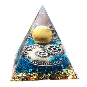 Horloge décorative en résine époxy cristal, forme pyramide, engrenage, verre bleu, triangle, décoration de bureau, style contemporain pour salon - Product Image 5