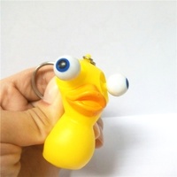 Porte-clés en caoutchouc mignon en forme de canard aux yeux saillants 3D, jouets à presser promotionnels, porte-clés en PVC