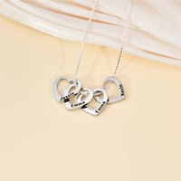 Collier familial étanche en or gravé avec trois cœurs, cadeaux personnalisés pour maman, chaîne à maillons connectés avec deux cœurs, idéal pour les fêtes