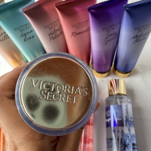 ชุดน้ำหอมวิคตอเรีย ซีเคร็ท ออริจินัลแบรนด์ สำหรับผู้หญิง ประกอบด้วยบอดี้มิสต์ 236 มล. และสเปรย์น้ำหอม 250 มล. - Product Image 3