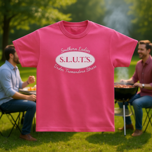 Camiseta Southern Ladies Under Tremendous Stress, camiseta ironica divertida de color rosa - Product Image 3