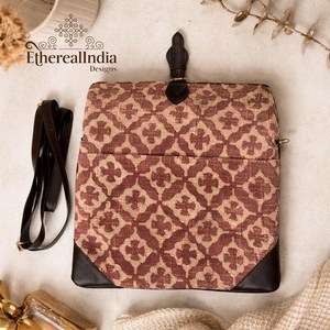 Sac bandoulière marron fait main en coton imprimé au bloc avec fermeture à boucle, style bohème, vente en gros, export Inde - Product Image 6