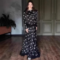 Ensemble deux pièces tendance 2025 pour femme : jupe taille haute ajustée à motifs floraux et blazer élégant de style occidental pour l'automne