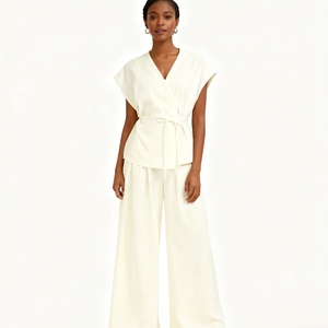 ชุดเซ็ต 2 ชิ้น เสื้อกั๊กแขนกุดติดกระดุมสองแถวและกางเกงพลีทสไตล์ลำลองสำหรับผู้หญิง ดีไซน์หรูหราทันสมัย - Product Image 3