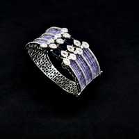 Bracelet manchette en laiton plaqué rhodium avec zircon cubique violet 12245, motif floral, pour femme, idéal pour les soirées