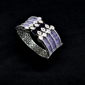 Pulsera Kada de latón con circonita cúbica morada 12245, diseño floral, chapada en rodio, joyería para mujer, para fiestas. - Product Image 1