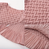Ensemble deux pièces plissé Miyake pour femme, haut peplum et jupe longue plissée, rose blush, motif chevron, manches cloche, tenue minimaliste, ODM OEM