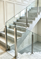 Poteau de balustrade élégant en acier inoxydable avec fixations latérales pour porches, terrasses et balustrades extérieures