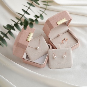 Pandasew biểu tượng tùy chỉnh sang trọng nhỏ màu hồng mềm flannel hộp đồ trang sức quà tặng bao bì trường hợp Nhung Vòng cổ hộp - Product Image 1