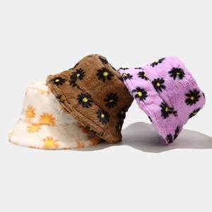 De piel de imitación de invierno sombrero de cubo para mujeres de moda Daisy <span class=keywords><strong>flores</strong></span> suave cálido - Product Image 1