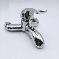 Mélangeur de longeron de douche chromé en zinc OEM Robinet de baignoire à montage mural Logo personnalisé Noyau de valve en céramique de style classique poli bon prix