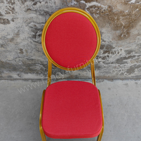 Chaise de banquet en tissu rouge sur mesure de qualité commerciale, avec cadre en métal doré, dossier ovale, empilable, pour utilisation en hôtel et lors d'événements