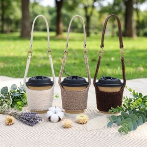 ที่ใส่แก้วกาแฟแบบขนเท็ดดี้ พร้อมหูหิ้ว PU ถอดออกได้ ปลอกหุ้มแก้วน้ำแบบพกพาสำหรับกิจกรรมกลางแจ้ง ที่ใส่แก้วกาแฟแบบขนนุ่ม - Product Image 2