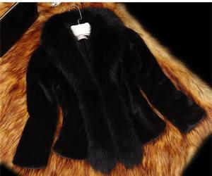 Cappotto Invernale di Alta Qualità 2023 per Donna, Lungo in Finta Pelliccia di Coniglio Rex con Colletto in Pelliccia di Volpe - Product Image 2