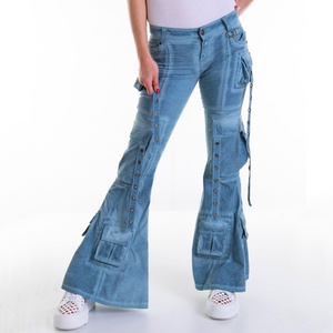 Jean cargo en denim coupe droite style YK2 pour femme, bleu délavé, évasé avec anneaux métalliques - Product Image 2