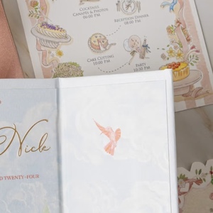 Boîte cadeau en papier imprimé en typographie avec motif floral de jardin, ruban en satin or rose et étiquette monogramme - Product Image 2