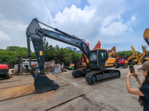 Excavadora de cadenas Hyundai HX220HD usada original de Corea con pocas horas de uso, excavadora hidráulica completamente original para movimiento de tierras en canteras y carreteras. - Product Image 1