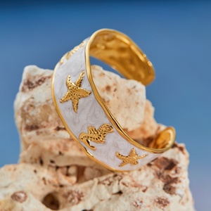 Pulseira Feminina Estilo Boêmio Havaiano com Abertura Exagerada, Bracelete Grosso Ajustável com Esmalte Colorido 18k, Estrela-do-mar e Cavalo-marinho - Product Image 5
