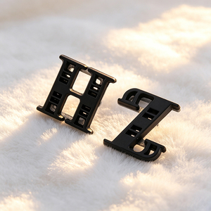 Étiquettes de logo en métal 3D en relief, plaques de marque personnalisées pour vêtements et sacs de mode - Product Image 1