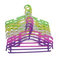 Fabricant de gros Nouveaux arrivages de mini cintres colorés en plastique personnalisés pour vêtements d'enfants