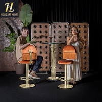 Tabouret de bar de luxe en velours doré avec dossier à franges pour îlot de cuisine et restaurant, idéal pour hôtels et villas