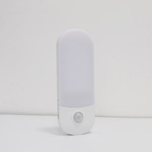 Luces LED para Debajo del Gabinete con Sensor de Luz y Movimiento Integrado, Luz de Gabinete Recargable de Litio de 500 mAh - Product Image 5