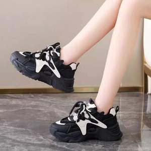 Zapatillas de plataforma informales para mujer, con parte superior de malla transpirable, sin cordones, tacón plano, duraderas, ligeras, para todas las estaciones - Product Image 1