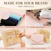 Organisateur de bijoux de voyage simple et élégant en cuir PU matelassé pliable avec porte-bagues, crochets pour colliers et poches zippées – Vente en gros