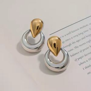 <span class=keywords><strong>Pendientes</strong></span> de <span class=keywords><strong>aro</strong></span> pulidos de acero inoxidable chapados en oro de 18 quilates de dos tonos con diseño de manija de puerta - Product Image 5