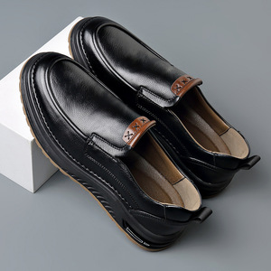 รองเท้าโลฟเฟอร์แบบสวมสำหรับผู้ชาย หนังสีน้ำตาล ส้นเตี้ย รองเท้าลำลอง สีพื้น ดีไซน์ลายเย็บด้าย สวมใส่สบาย เหมาะสำหรับวัยรุ่น - Product Image 4