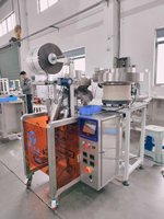Machine d'emballage automatique pneumatique pour le comptage et l'emballage de vis avec moteur pour sacs en plastique de quincaillerie