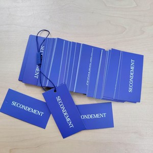 Étiquettes suspendues en papier bleu foncé personnalisées, logo blanc imprimé, forme rectangulaire, pour vêtements, étiquettes de marque pour vêtements. - Product Image 3