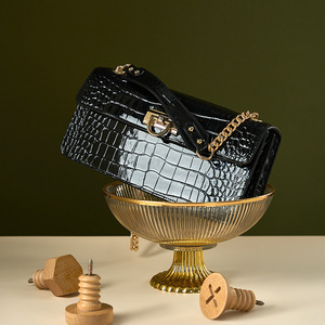 Sac de niche français pour femme en cuir véritable, nouveau sac sous le bras, sensation supérieure, polyvalent, sac bandoulière à chaîne, noir, fermeture à rabat - Product Image 2