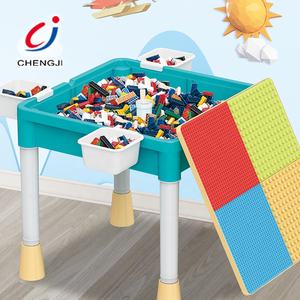 Bambini prima educazione plastica che studiano giocando a blocchi di costruzione tavolo - Product Image 3