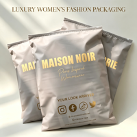 Sac d'expédition en polyéthylène gris mat de luxe avec fermeture éclair et estampage à chaud doré, personnalisable pour la vente en ligne de vêtements féminins