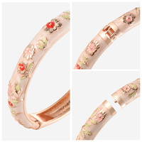 Daili vente en gros de bracelets de manchette à la mode pour femmes bracelet de fleurs en émail rouge avec accessoires en alliage de zinc plaqué or