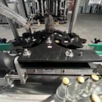 Machine de remplissage et de bouchage automatique d'alcool de type industriel 5000-6000 BPH, machine de scellage à vis pour vin