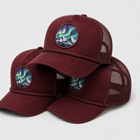 Casquette Trucker Vintage Bordeaux en Gros avec Patch Graphique Montagne Aurore et Détail Corde, Maille Personnalisée OEM ODM, Casquette Trucker Corde