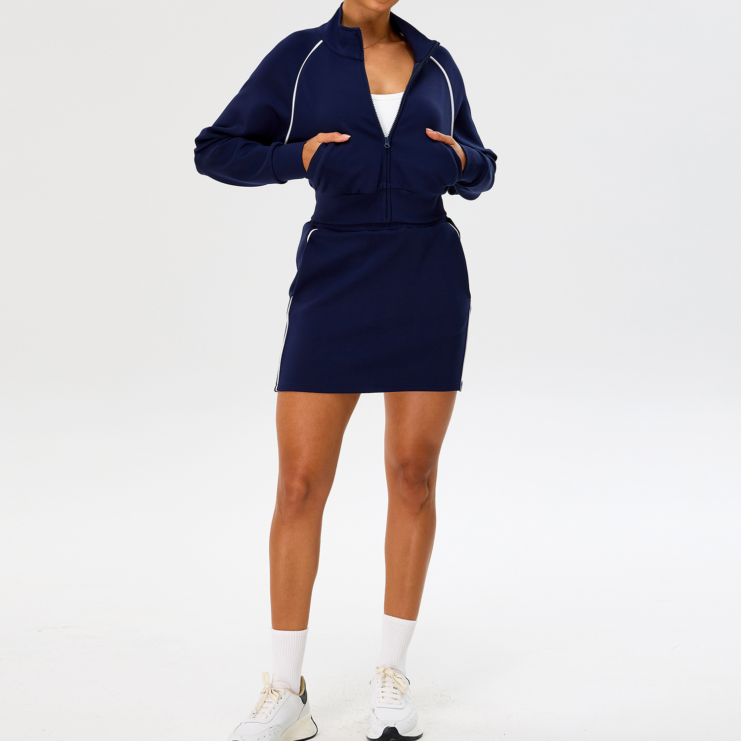 Falda azul oscuro y chaqueta holgada