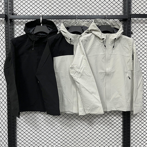 Veste coupe-vent personnalisée en gros, avec empiècements de couleur, imperméable, pour sports de plein air, avec impression de logo, pour la randonnée, le camping et la course à pied - Product Image 1