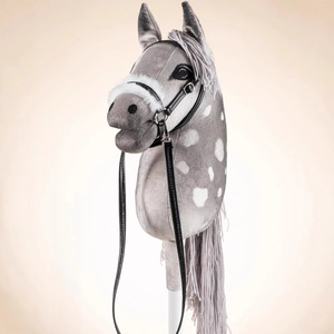 CHIQUEカスタマイズされたシミュレートされたホビーホーススティック玩具レザーブライドルマス厚いたてがみ取り外し可能木製スティックラベルロゴ付き - Product Image 4